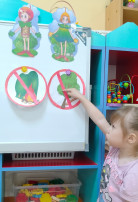 Сегодня в гости во 2 младшую группу заглянули Эколята. Сегодня в гости во 2 младшую группу заглянули Эколята.