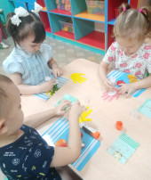 Воспитанники второй младшей группы с радостью и любовью поздравляют своих мам. (копия) Воспитанники второй младшей группы с радостью и любовью поздравляют своих мам. (копия).